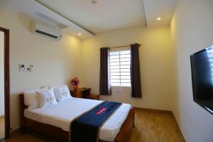 Giường trong phòng chung tại Gia Loi Hotel