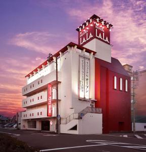 un edificio de hotel con un cartel encima en Hotel LALA minato en Nagoya