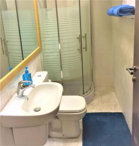een badkamer met een toilet, een wastafel en een douche bij The Royal Luxury Superior Queencot in Amman