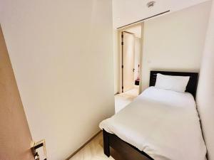 um pequeno quarto com uma cama e um espelho em FIVE Palm Jumeirah Resort - 2 Bedrooms plus Maids and Private Jacuzzi - ModernLux no Dubai