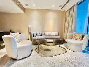 Posezení v ubytování FIVE Palm Jumeirah - 2 Bedrooms & Maid Room in a Splendid Resort - ModernLux
