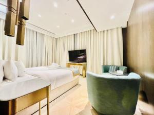 une chambre d'hôtel avec deux lits et une chaise dans l'établissement FIVE Palm Jumeirah Resort - 2 Bedrooms plus Maids and Private Jacuzzi - ModernLux, à Dubaï