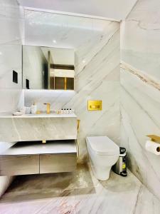 Koupelna v ubytování FIVE Palm Jumeirah - 2 Bedrooms & Maid Room in a Splendid Resort - ModernLux
