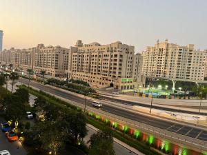 Nespecifikovaný výhled na destinaci Dubaj nebo výhled na město při pohledu z apartmánu