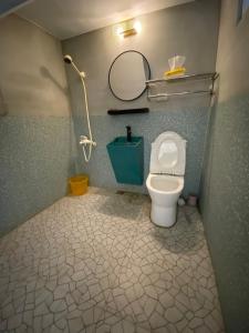 屏東市的住宿－四季小空間，一间带卫生间和镜子的小浴室