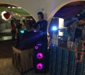 Een man aan een bar met paarse lichten erop. bij Hostal Mallorca Boutique in Cali