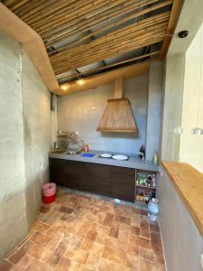 屏東市的住宿－四季小空間，厨房配有水槽和台面