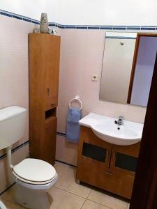Ένα μπάνιο στο 1 Bedroom Apartment Chaves, Praceta Vitorino Nemesio, Albufeira