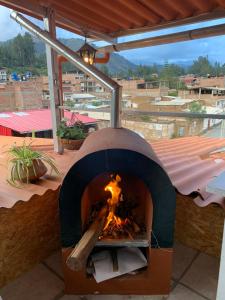 un horno de pizza sentado en la parte superior de un techo en Las Torrecitas, en Carhuaz