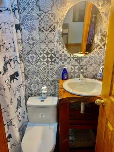 a bathroom with a toilet and a sink at Hostal Ejecutivo in Victoria