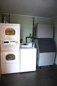 La cocina está equipada con fogones blancos y horno. en Duffys Motel - Calhoun, en Calhoun