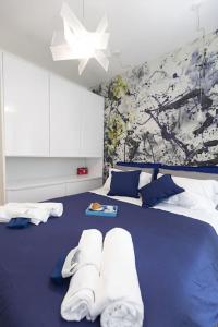 羅馬的住宿－Jovialis - Casa Vacanze，一间卧室配有蓝色的床和毛巾