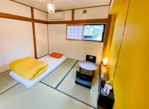 Un pat sau paturi într-o cameră la Next Chapter - Guesthouse - Kito