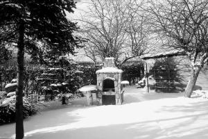 Apartamenty Holiday Slaw jacuzzi bilard في Ustarbowo: ساحة مغطاة بالثلج مع منزل للطيور