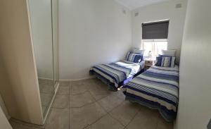 מיטה או מיטות בחדר ב-Acaill Accommodation Esplanade Living Self Check-In Self Check-Out