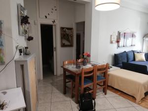 アテネにあるAcropolis Routes Apartmentのリビングルーム(テーブル、ソファ付)