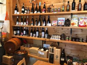 una habitación llena de muchas botellas de vino en Campeggio il Bosco, en Entracque