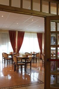 Reštaurácia alebo iné gastronomické zariadenie v ubytovaní Hotel il Focolare
