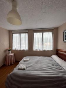 ein Schlafzimmer mit einem großen Bett mit zwei Handtüchern darauf in der Unterkunft ApartamentosArturo CasaRural Pancarale-Llanes in Llanes + 47 Fotos