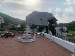 un edificio con una fuente en medio de un patio de ladrillo en Ubytování v apartmánu, 2 ložnice, na farmě en Bžany