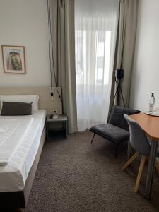 Postel nebo postele na pokoji v ubytování MAX Hotel Düsseldorf Self-Check-in