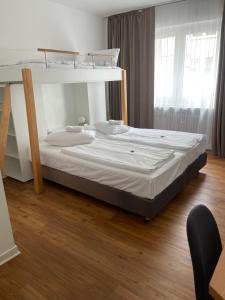 Postel nebo postele na pokoji v ubytování MAX Hotel Düsseldorf Self-Check-in