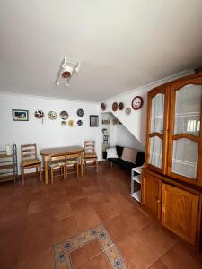 ein Wohnzimmer mit einem Tisch und Stühlen in der Unterkunft Casa Mildi Poo Llanes in Poo de Llanes