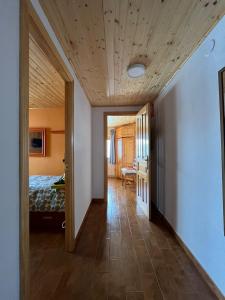 ein Schlafzimmer mit einem Bett und einer Holzdecke in der Unterkunft Casa Mildi Poo Llanes in Poo de Llanes