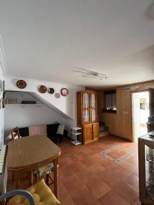 ein Wohnzimmer mit einem Tisch und einer Küche in der Unterkunft Casa Mildi Poo Llanes in Poo de Llanes