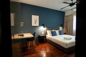 sypialnia z łóżkiem oraz biurkiem z łóżkiem i biurkiem w obiekcie Bukit Damansara by Plush w Kuala Lumpur