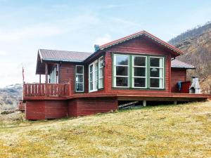 uma pequena casa no topo de uma colina em Holiday Home Raften em Tengelfjorden