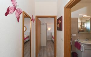 une chambre avec une salle de bain avec un lavabo et un miroir dans l'établissement Apartments Villa Filip, à Trogir 38 autres photos