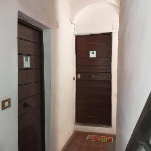 twee bruine deuren in een kamer met een raam bij House 58 - Campo dé Fiori in Rome