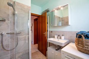 un baño con ducha y lavabo en Ferienwohnung Ella, en Merano 17 fotos más