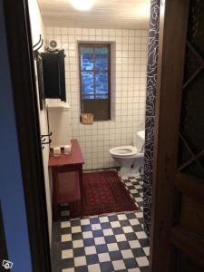 een badkamer met een toilet en een raam bij Cottage on unique farm in Höör