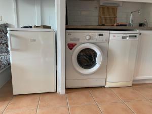 eine Waschmaschine und eine Waschmaschine in der Küche in der Unterkunft L'Appart de La Baule, piscines , proche mer. in La Baule
