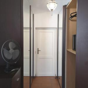een hal met een witte deur en een ventilator bij House 58 - Campo dé Fiori in Rome