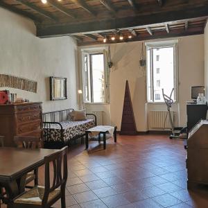 een woonkamer met een bank en een tafel bij House 58 - Campo dé Fiori in Rome