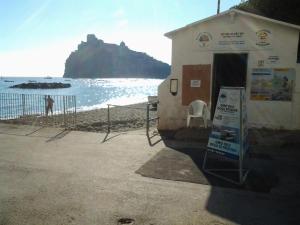 イスキアにあるApartment Casa spiaggiaの海の前の看板を持つ食堂