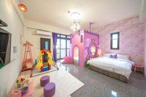 a bedroom with a bed with a pink wall at Cute ohpa BnB in Luodong