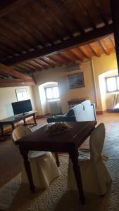 een woonkamer met een bank en een tafel bij Villa Medicea Lo Sprocco in Scarperia