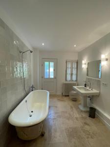 Préaux的住宿－MAISON SEIZE，带浴缸、卫生间和盥洗盆的浴室