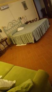 un letto in una camera con una visiera verde di Villa Medicea Lo Sprocco a Scarperia