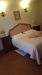Villa Medicea Lo Sprocco في سكاربيرا: غرفة نوم بسرير كبير وموقف ليلتين