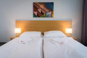 Una cama o camas en una habitación de Hotel Atom Třebíč