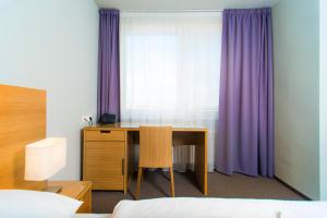 Una cama o camas en una habitación de Hotel Atom Třebíč