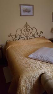 un letto con testiera decorata in una camera da letto di Villa Medicea Lo Sprocco a Scarperia