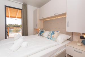 Un pat sau paturi într-o cameră la Mara's Coast - Dalia