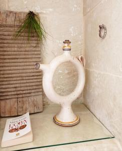 toaleta w narożniku pokoju z książką w obiekcie Giardino Frannicola w mieście Maglie