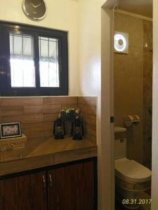 Uma casa de banho em A Filipino Rustic Style Duplex in Rosario, Cavite UNIT A